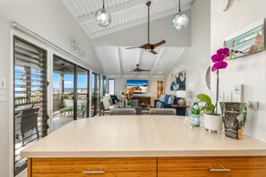 Apartamento de lujo | Cocina privada | Frigorífico grande, microondas, horno y placa de cocina