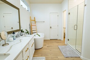 Haartrockner, Bidet, Handtücher, Seife