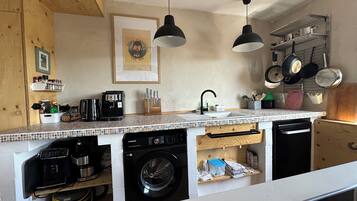 Fridge, oven, stovetop, dishwasher