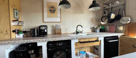 Fridge, oven, stovetop, dishwasher