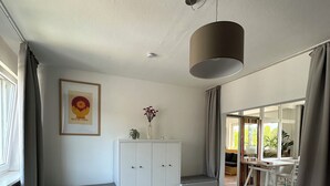A bedroom with a bed, a white wardrobe, a desk, and a chair. - Studio Loft Filmatelier (Hamburg)
