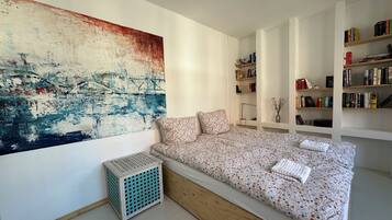 4 bedrooms, travel crib, WiFi, bed sheets