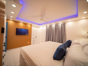 Apartemen Mewah (APT 39) | Kamar mandi | Shower, handuk, sabun, dan tisu toilet