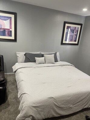 3 bedrooms, iron/ironing board, WiFi, bed sheets - Cozy nice place around plenty of shopping areas, food places, and near freeway. (Las Vegas)