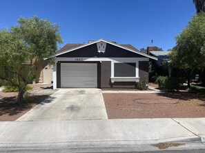 Exterior - Cozy nice place around plenty of shopping areas, food places, and near freeway. (Las Vegas)