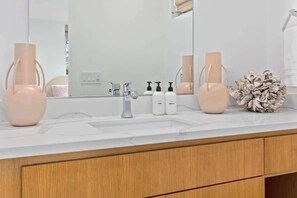 Bathtub, hair dryer, towels, shampoo