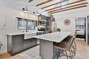 Frigorifero, microonde, forno, piano cottura