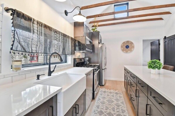 Kühlschrank, Mikrowelle, Ofen, Herdplatte