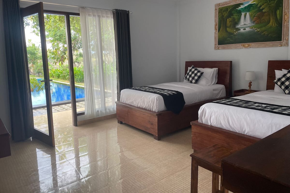 Deluxe-Zweibettzimmer, 2 Einzelbetten, Nichtraucher, Poolblick | 1 Schlafzimmer, Schreibtisch, kostenloses WLAN, Bettwäsche