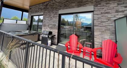 2br w/ private hot tub - 5 min from Revelstoke Mountain Resort!