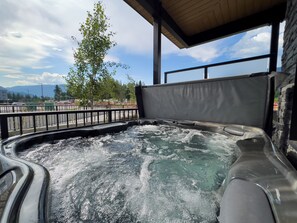 Outdoor spa tub - 2br w/ private hot tub - 5 min from Revelstoke Mountain Resort! (Revelstoke)