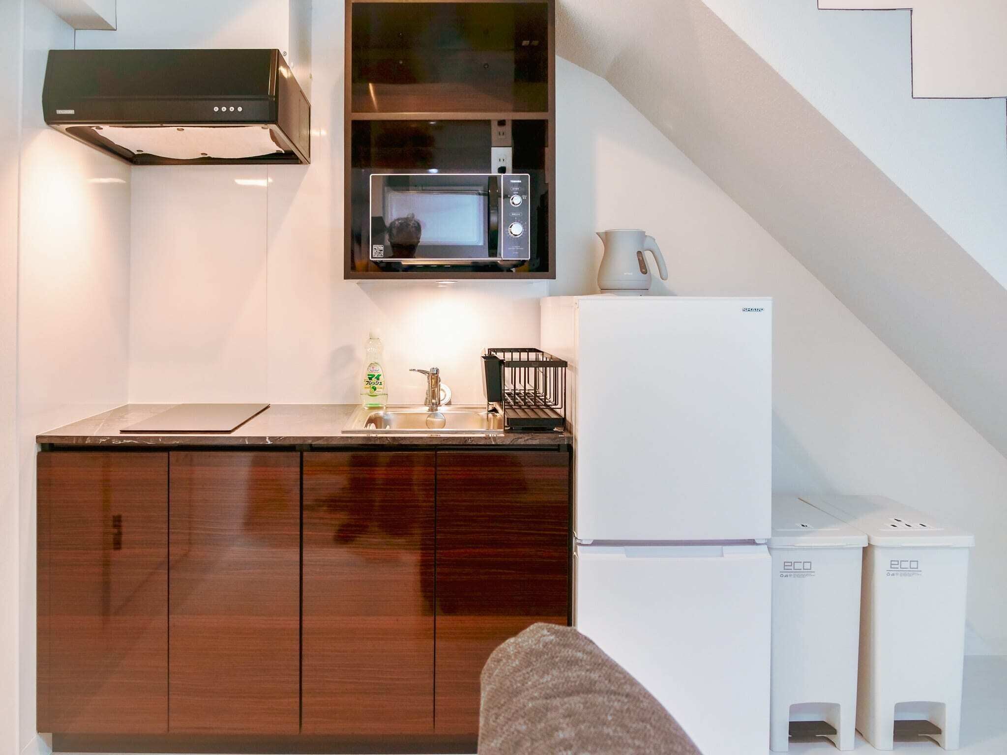 Réfrigérateur, micro-ondes, bouilloire électrique