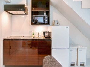 Kjøleskap, mikrobølgeovn, vannkoker og kjøkkenutstyr