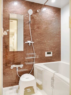 Kylpyamme, hiustenkuivaaja, pyyhkeet, saippua