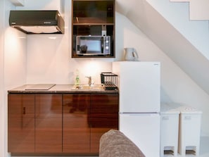 Frigorífico, microondas, hervidor eléctrico y utensilios de cocina