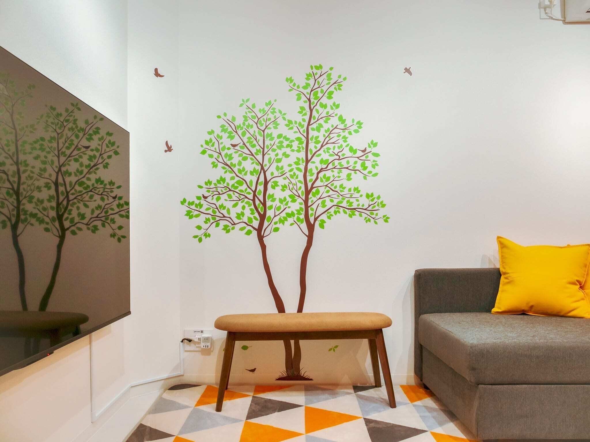 Una televisión, una oficina