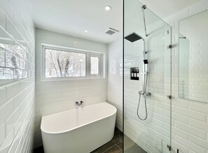 Luxury Chalet, 3 Bedrooms, Kitchen, Mountain View | Bathroom | Hair dryer, towels, soap, shampoo