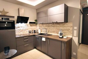 Fridge, microwave, oven, stovetop - Homely Stay -  Studio P1 (München)