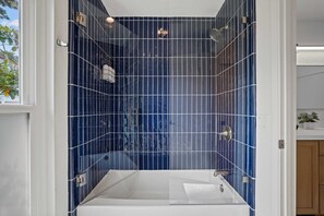 Baignoire, sèche-cheveux, serviettes fournies
