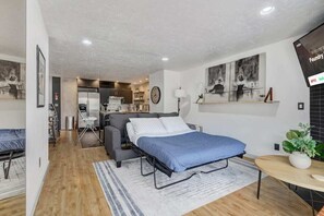 3 Schlafzimmer, Schreibtisch, Bügeleisen/Bügelbrett, Reisekinderbett