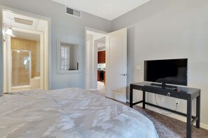1 dormitorio, escritorio, tabla de planchar con plancha y wifi