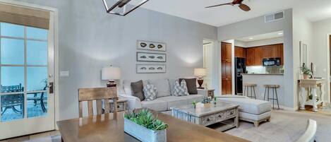 Televisor, llar de foc i oficines