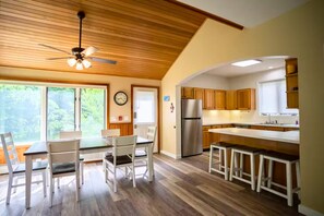 Dining - Stunning 3-Story Executive Suite | Smugglers' Notch (Cambridge)