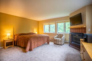 3 bedrooms, desk, iron/ironing board, free WiFi - Stunning 3-Story Executive Suite | Smugglers' Notch (Cambridge)