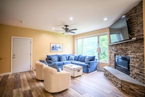 Smart TV y chimenea