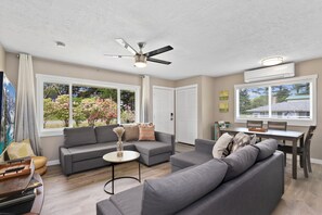 Una Smart TV, un reproductor de DVD, libros, una videoteca