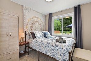 3 bedrooms, desk, iron/ironing board, travel cot