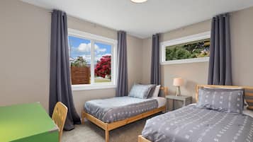 3 bedrooms, desk, iron/ironing board, travel crib