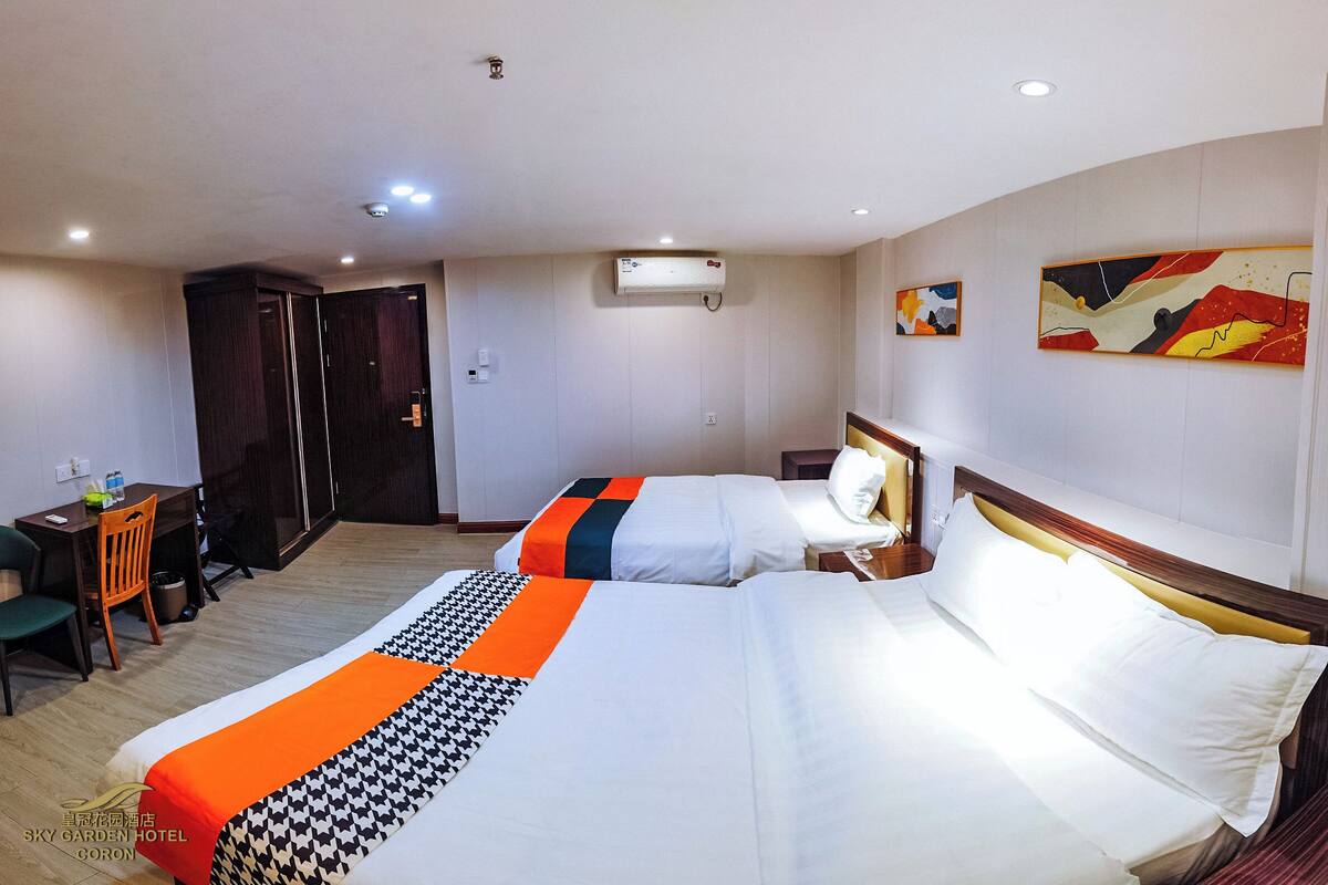 Quarto triplo básico | Roupas de cama premium, escrivaninha, espaço de trabalho para notebook