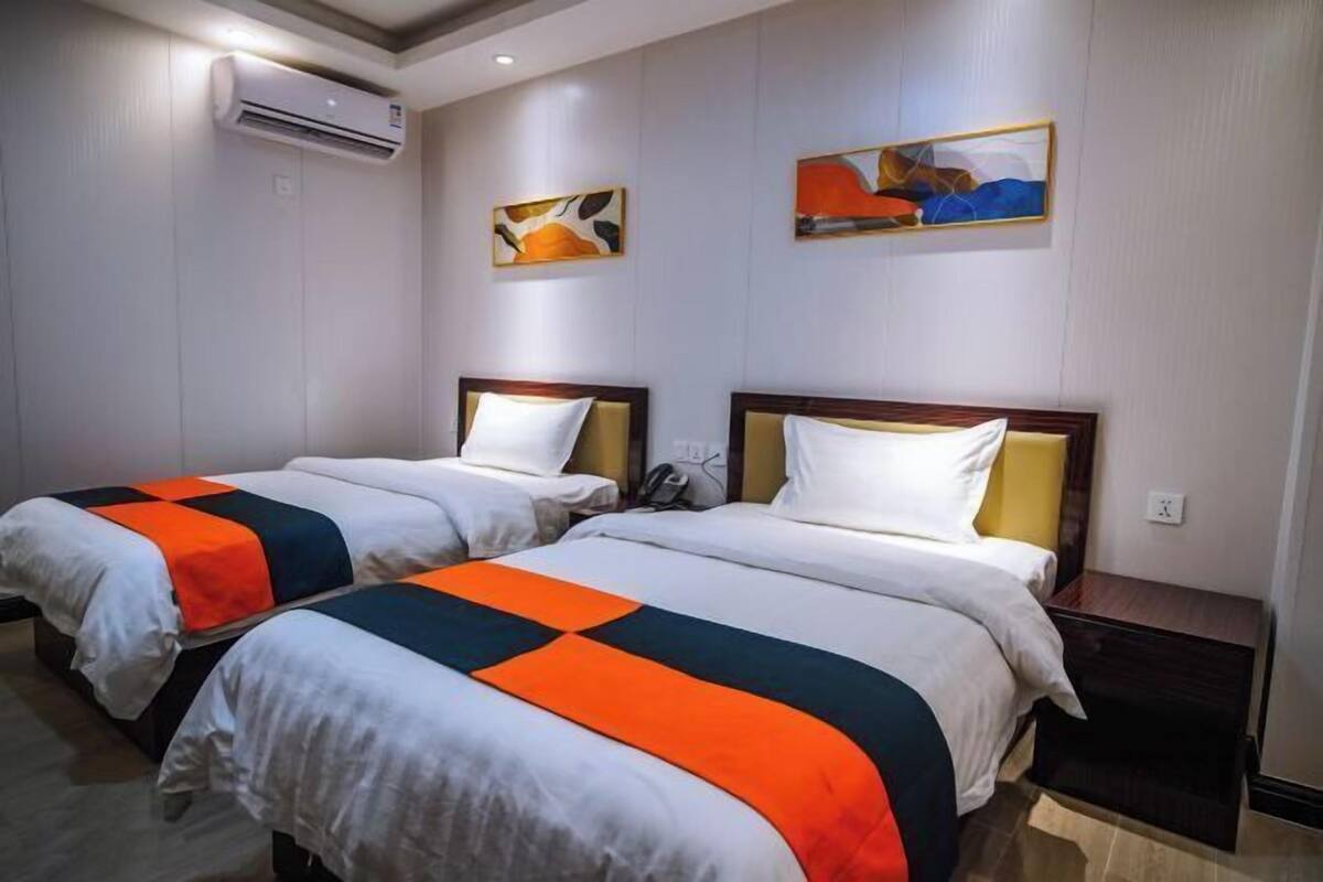 Roupas de cama premium, escrivaninha, espaço de trabalho para notebook