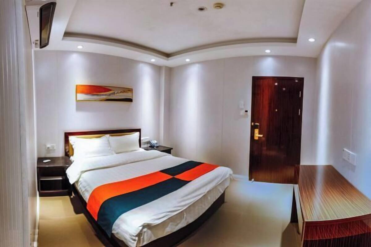 Roupas de cama premium, escrivaninha, espaço de trabalho para notebook