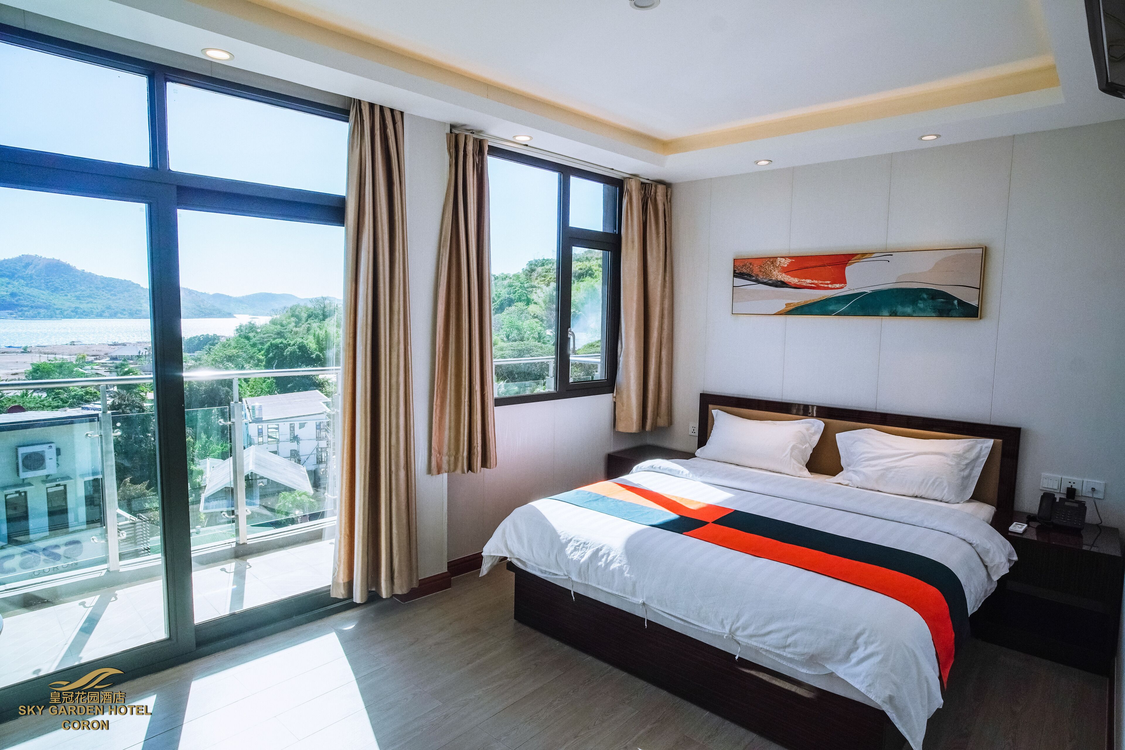 华丽双人房 | 高档床上用品、特色装修、特色家居、办公桌