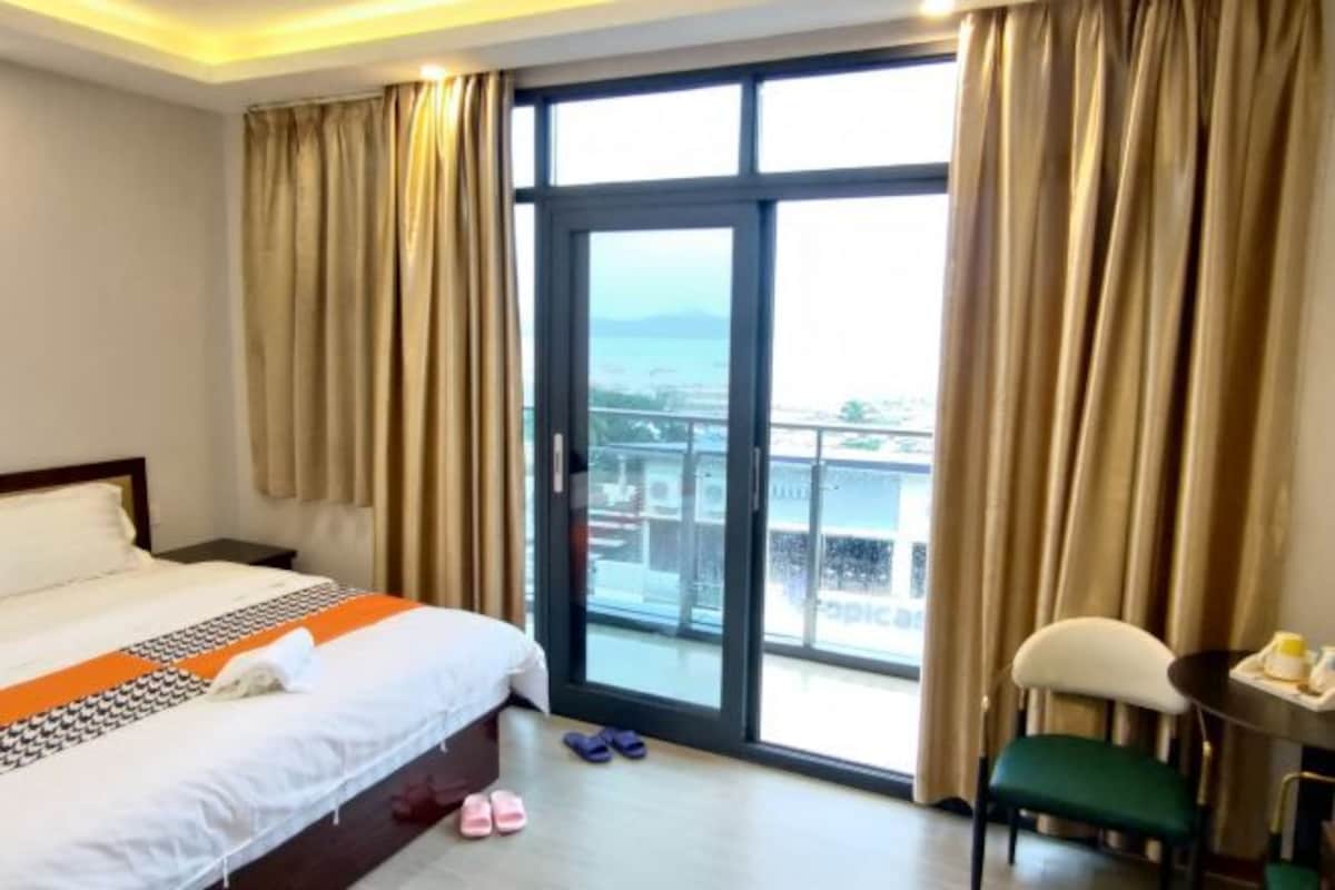Premium bedding, desk, laptop workspace, WiFi (free)
