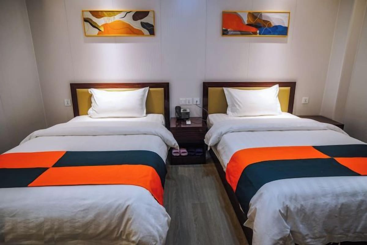 Premium bedding, desk, laptop workspace, WiFi (free)