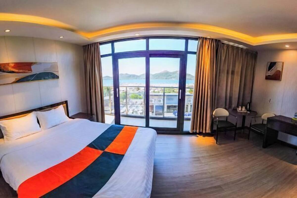 Premium bedding, desk, laptop workspace, free WiFi