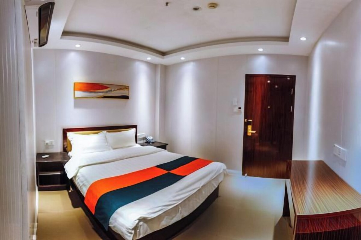 Premium bedding, desk, laptop workspace, WiFi (free)