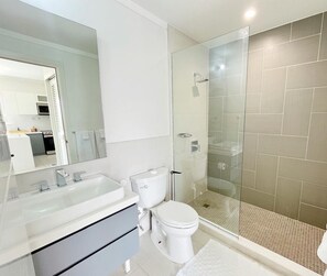 Douche, sèche-cheveux, serviettes fournies, savon