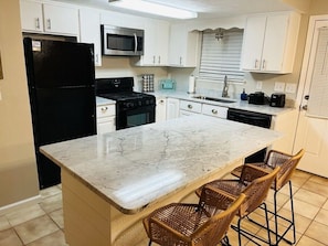Geladeira, micro-ondas, fogão, cooktop