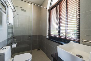 Kamar Deluks, 1 Tempat Tidur King, balkon | Kamar mandi | Shower, pancuran hujan, perlengkapan mandi gratis, dan pengering rambut