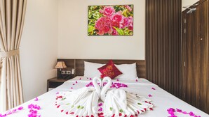 Kamar Deluks, 1 Tempat Tidur King, balkon | Seprai premium, minibar, meja kerja, dan ruang kerja ramah laptop