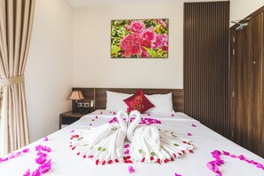 Ropa de cama de alta calidad, minibar y decoración personalizada 