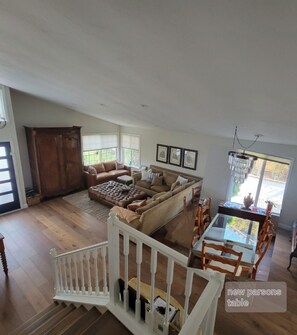 Smart-TV, Kamin, DVD-Player, Bücher