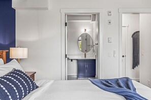 1 habitación, tabla de planchar con plancha y cuna de viaje