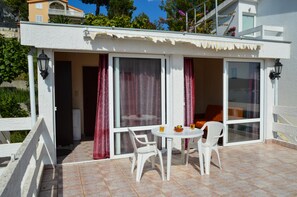 Outdoor dining - The only apartment in a detached house (Bar)