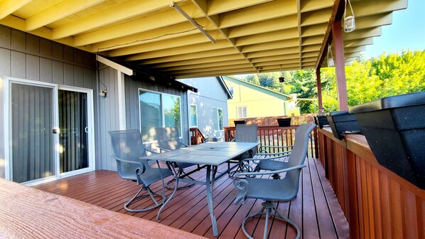 An outdoor patio with a covered area, a table, and chairs. - Spacious & Conveniently Located 4/2.5 House (Tigard)