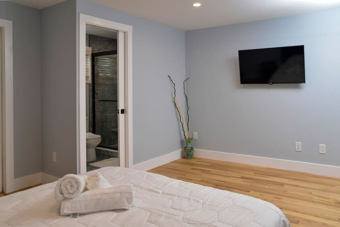 4 slaapkamers, een bureau, een strijkplank/strijkijzer, gratis wifi